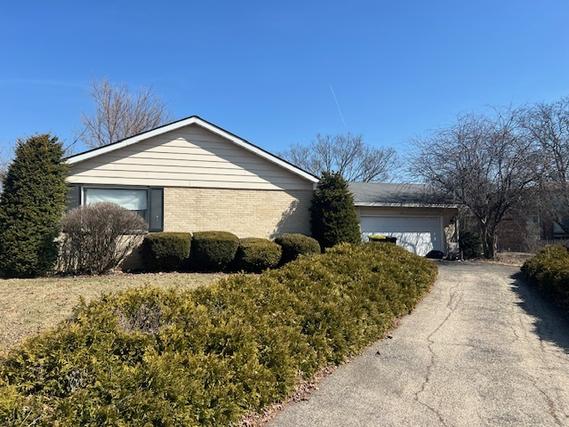 304 Fernwood Ct., Westmont, IL 60559