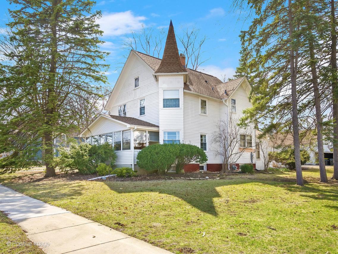 122 S Prospect St., Roselle, IL 60172