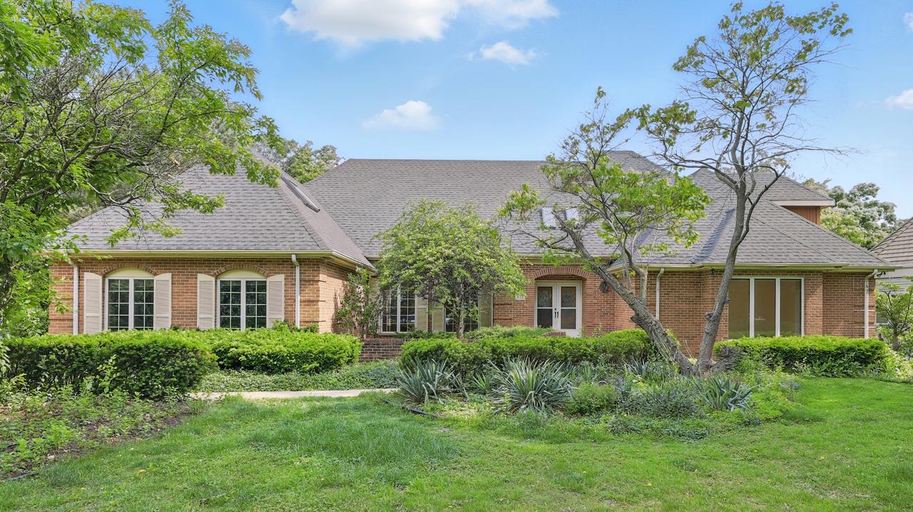 812 Saint Stephens Grn, Oak Brook, IL 60523