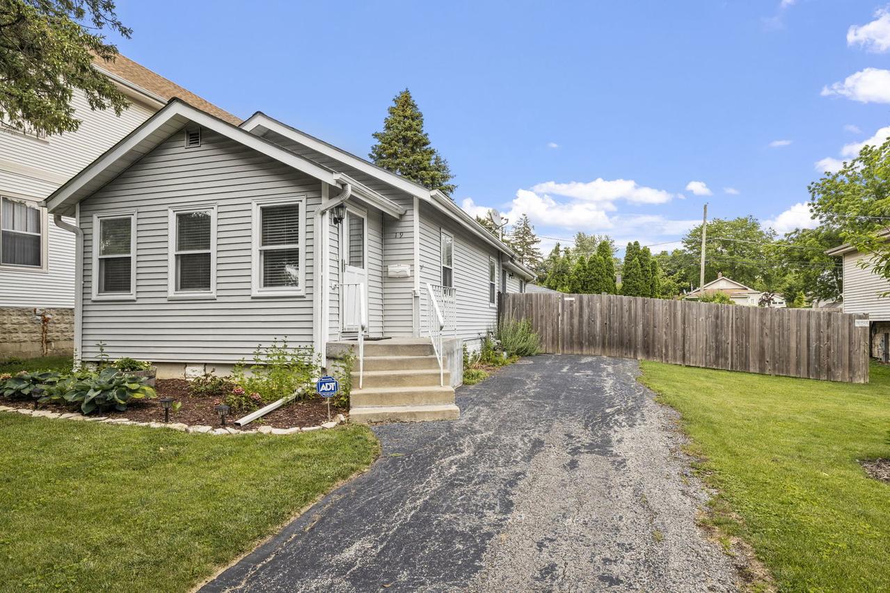 19 S Park St., Westmont, IL 60559