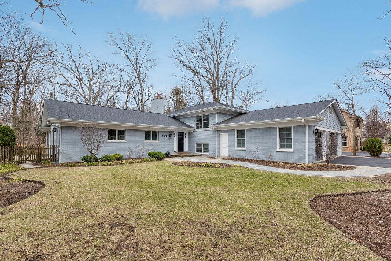 233 E Witchwood Ln., Lake Bluff, IL 60044