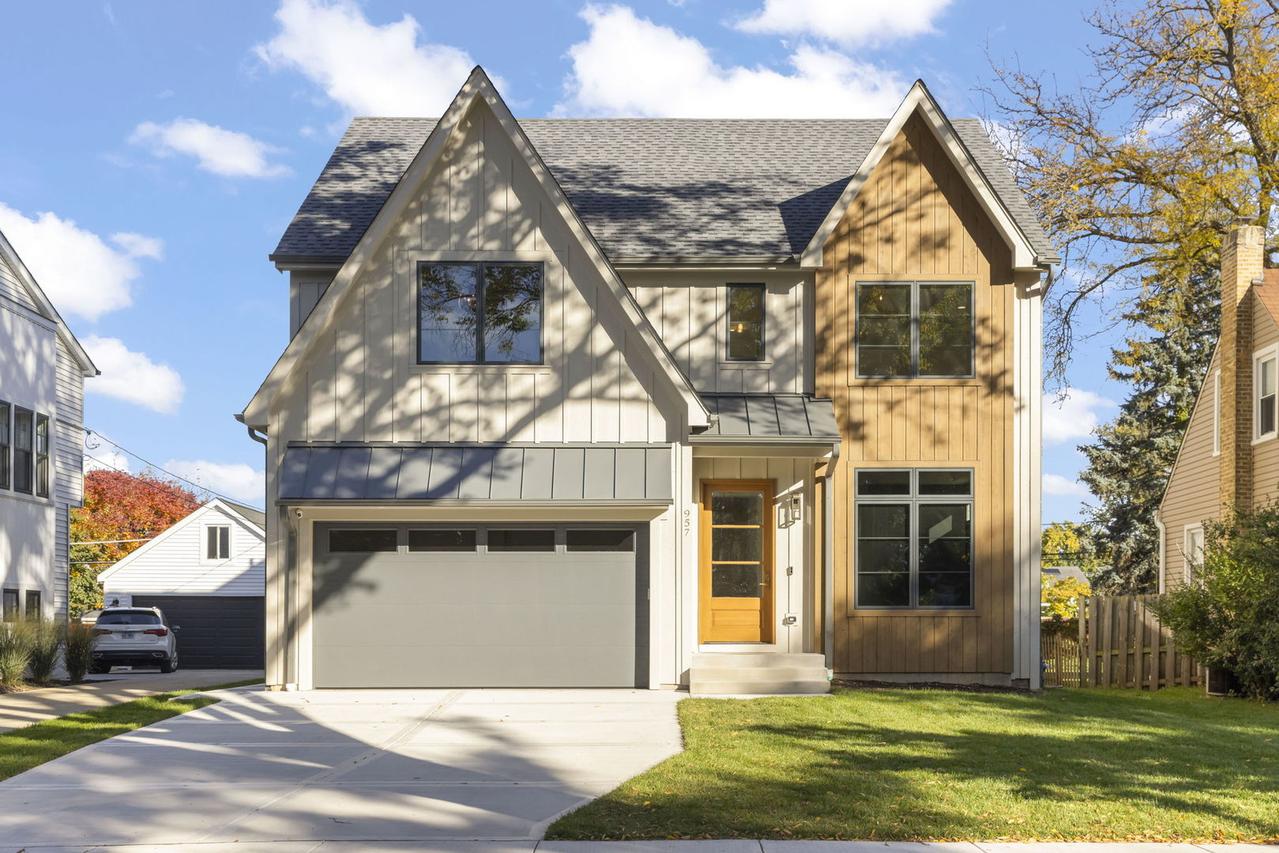 957 S Hillside Ave., Elmhurst, IL 60126