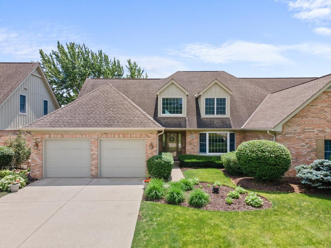 828 Wedgewood Dr., Crystal Lake, IL 60014