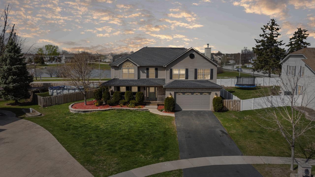 908 Hampton Dr., Carol Stream, IL 60188