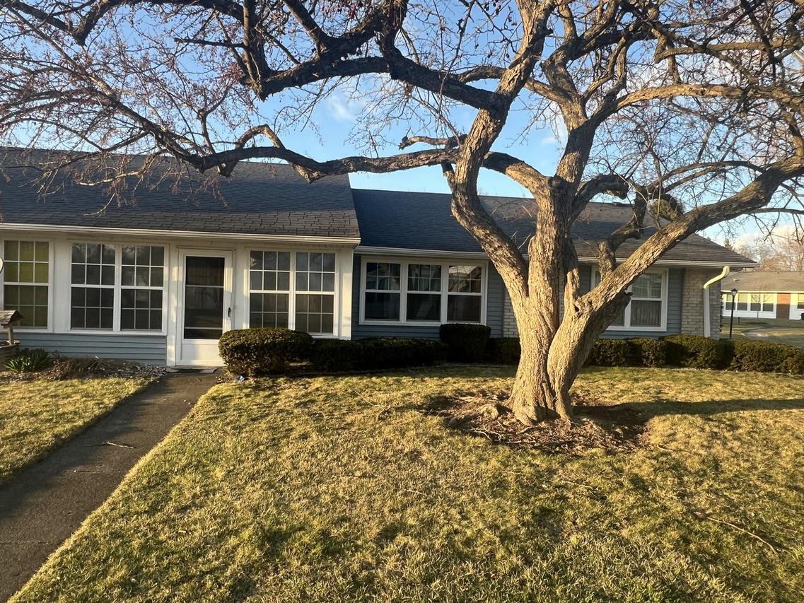 7301 Dunwood Ct. #114, Fox Lake, IL 60020