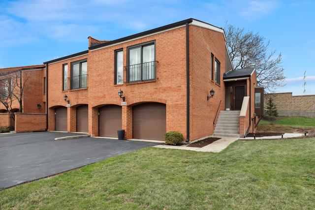 19W206 Prince George Ln. #111, Oak Brook, IL 60523
