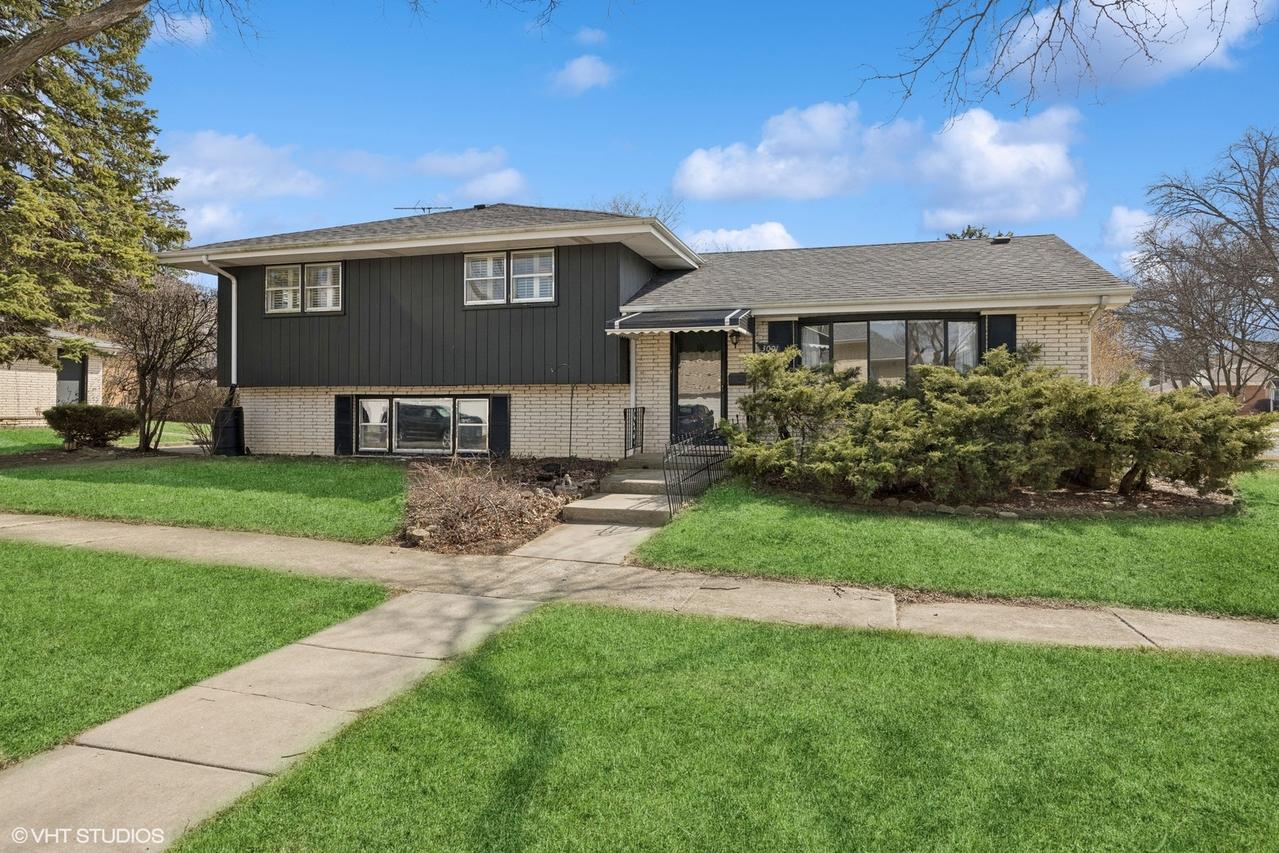 3001 Buckingham Ave., Westchester, IL 60154
