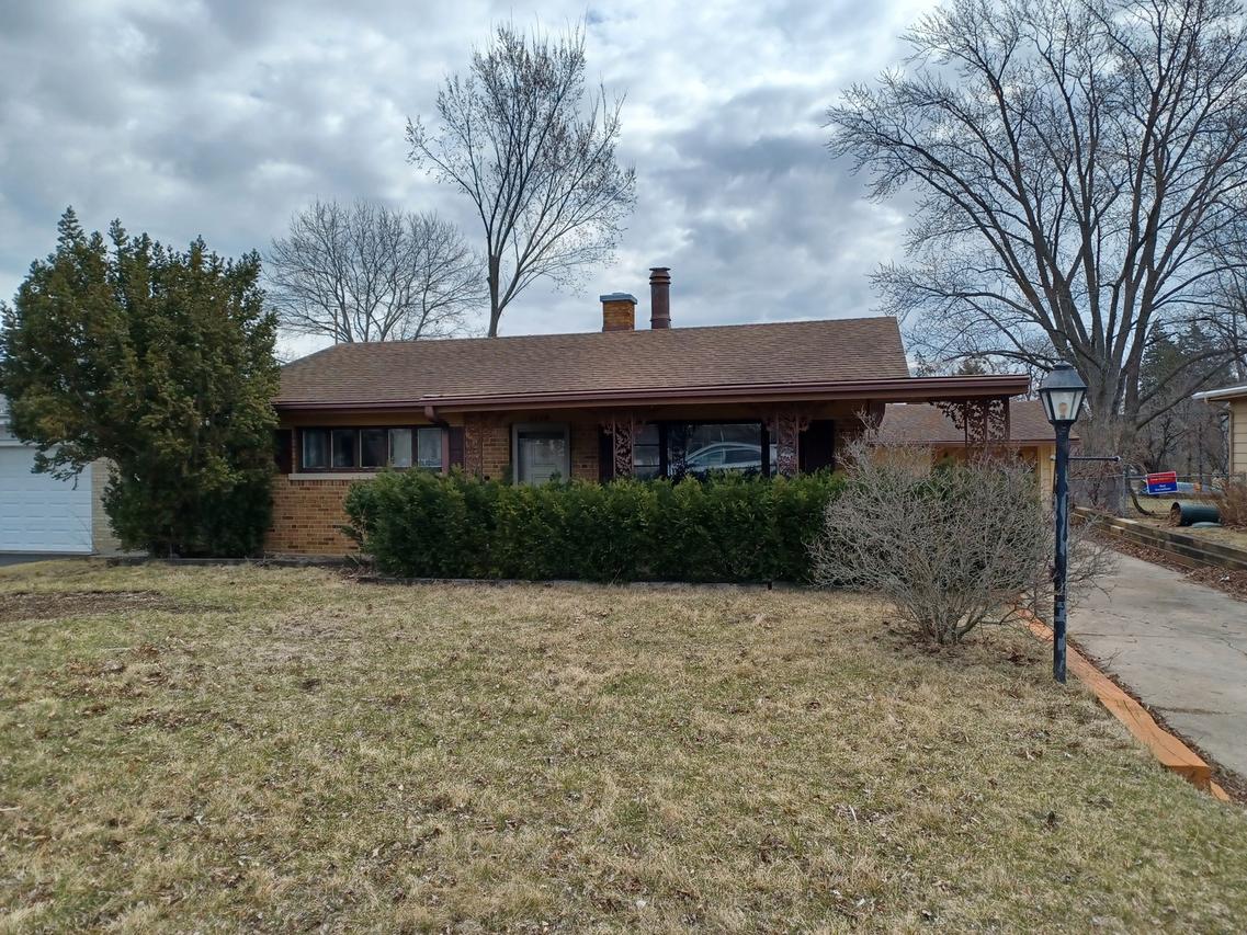 1114 Ash St., Lake In The Hills, IL 60156