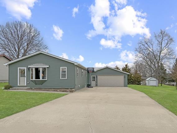 415 Grove, Lena, IL 61048