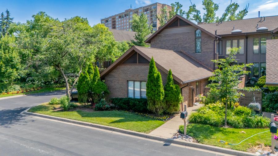1210 Hawthorne Ln., Hinsdale, IL 60521
