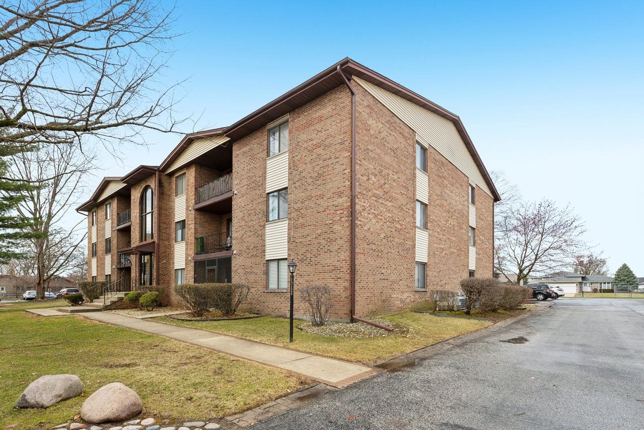 13426 W Circle Dr. #301, Crestwood, IL 60418