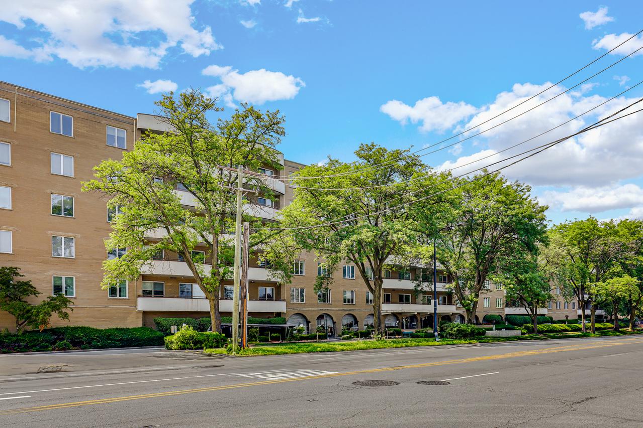 6400 N Cicero Ave. #213, Lincolnwood, IL 60712