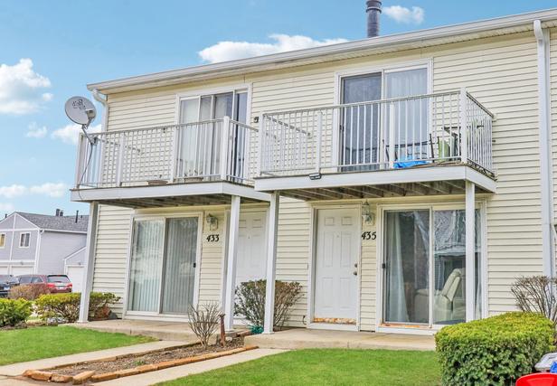 435 Meadow Green Ln., Round Lake Beach, IL 60073