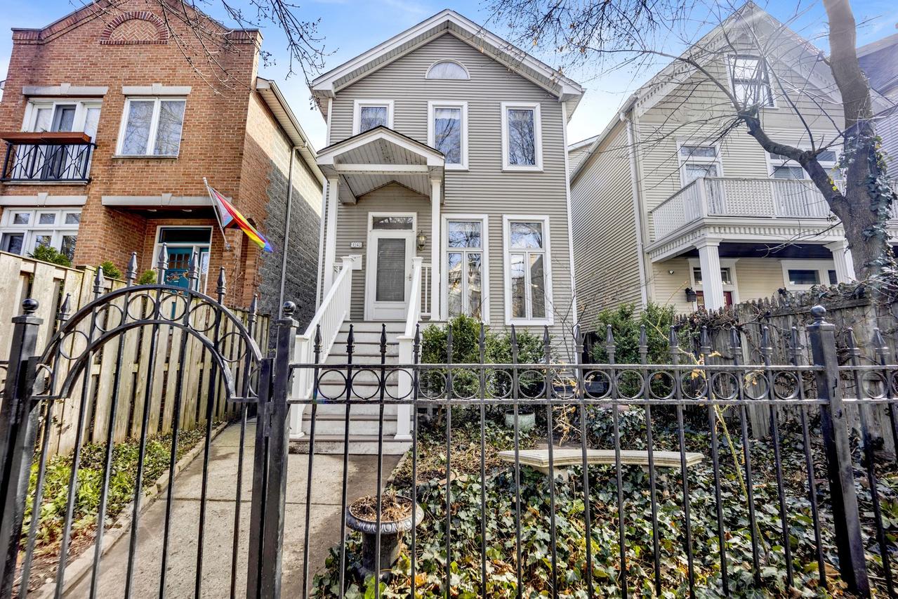 1943 W Melrose St., Chicago, IL 60657