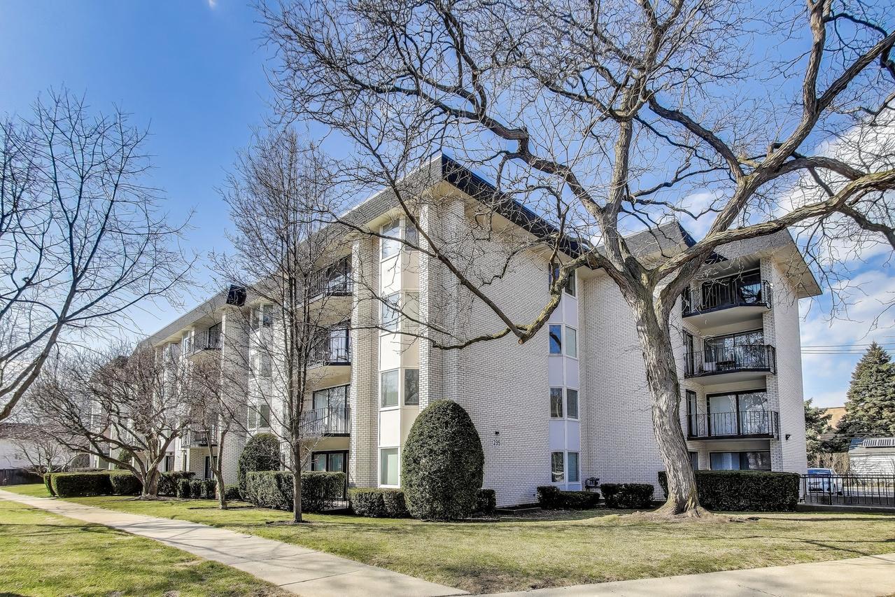 235 Ridge Rd. #3D, Wilmette, IL 60091