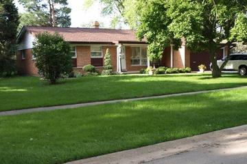 229 Leahy Cir., Des Plaines, IL 60016