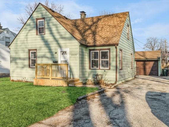 1423 Pine Grove Ave., Round Lake Beach, IL 60073