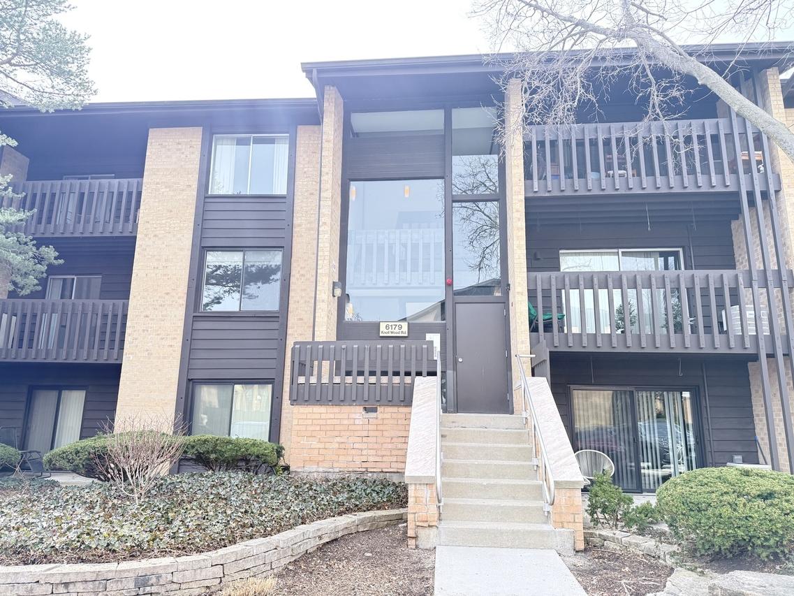 6179 Knoll Wood Rd. #205, Willowbrook, IL 60527