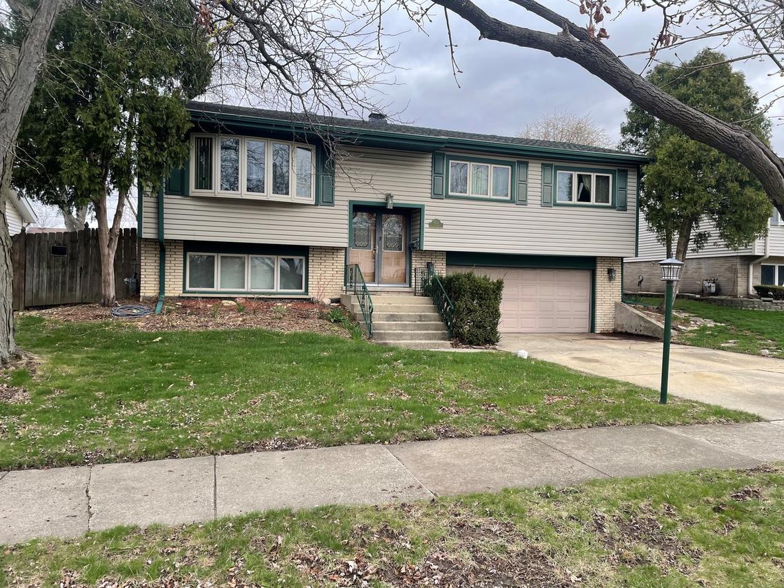 9032 Sycamore Dr., Hickory Hills, IL 60457