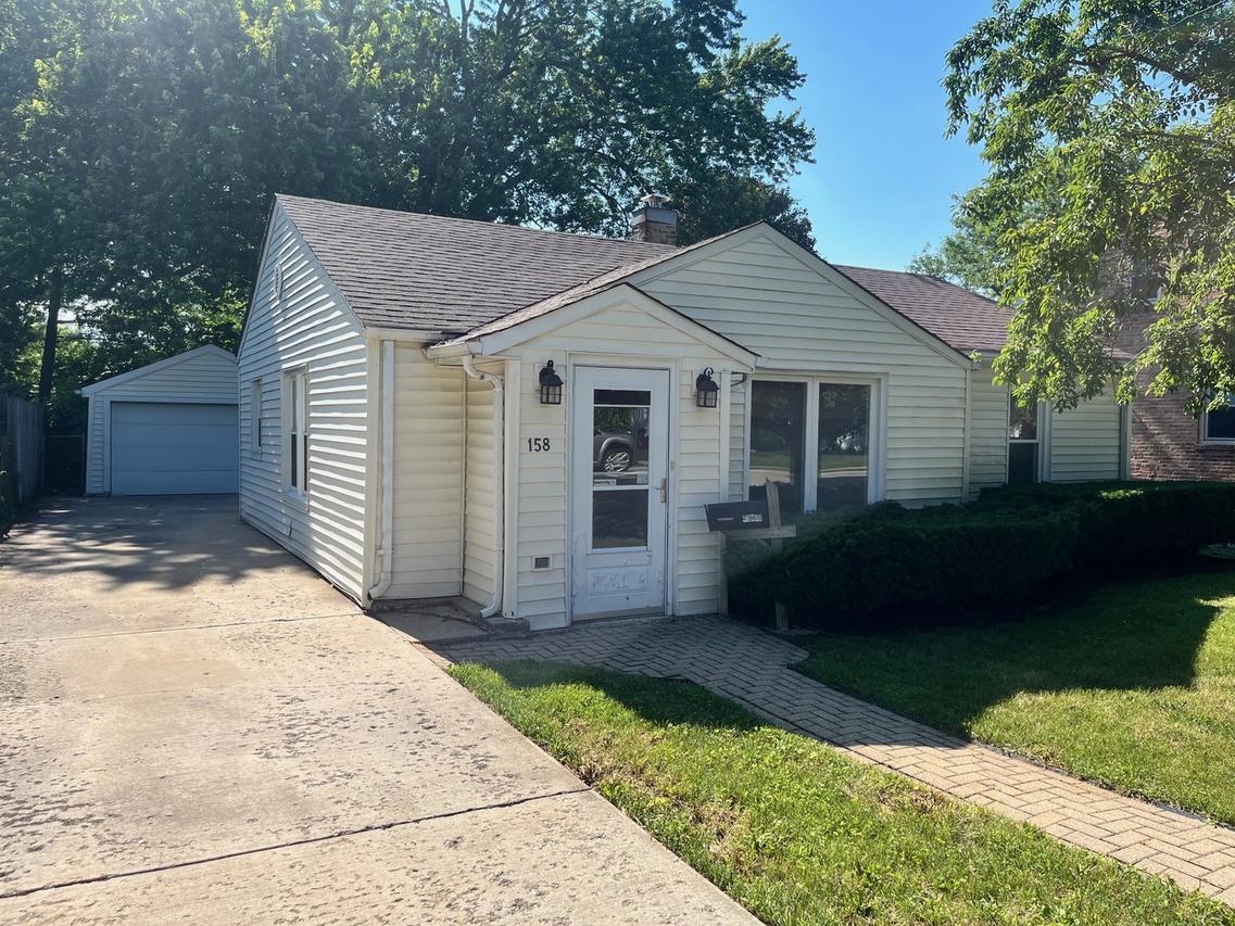 158 N Pershing Ave., Mundelein, IL 60060