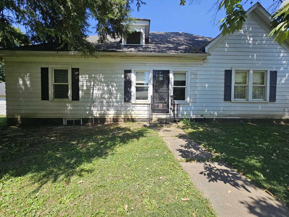 302 N 1st St., Oakford, IL 62673