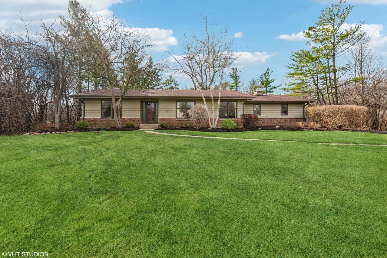 320 Signe Ct., Lake Bluff, IL 60044