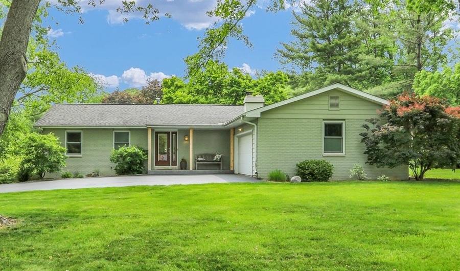 1104 Parkview Dr., Mahomet, IL 61853