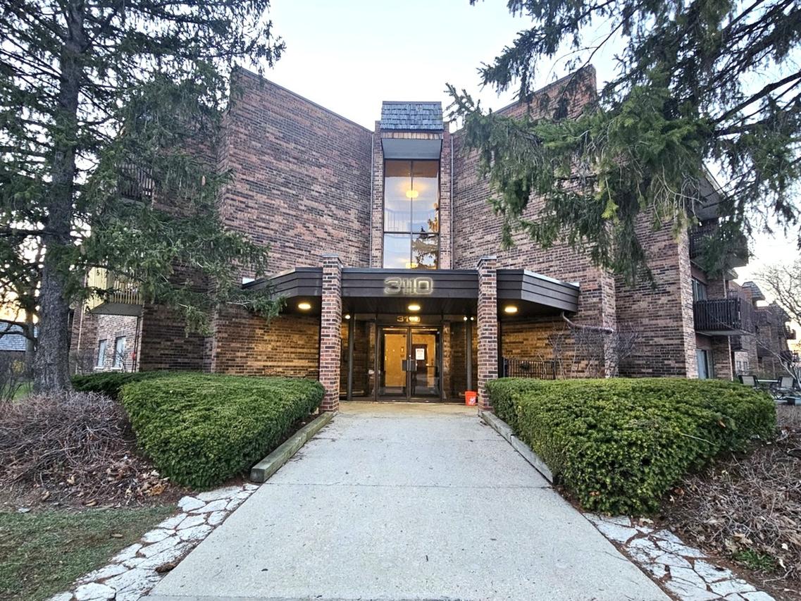 3110 Pheasant Creek Dr. #304, Northbrook, IL 60062
