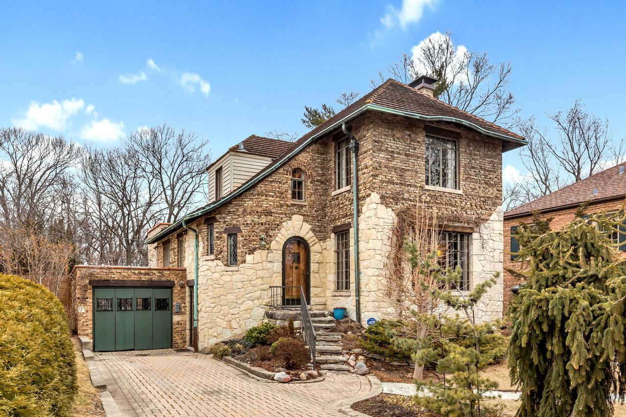 2136 W Howland Ave., Chicago, IL 60643