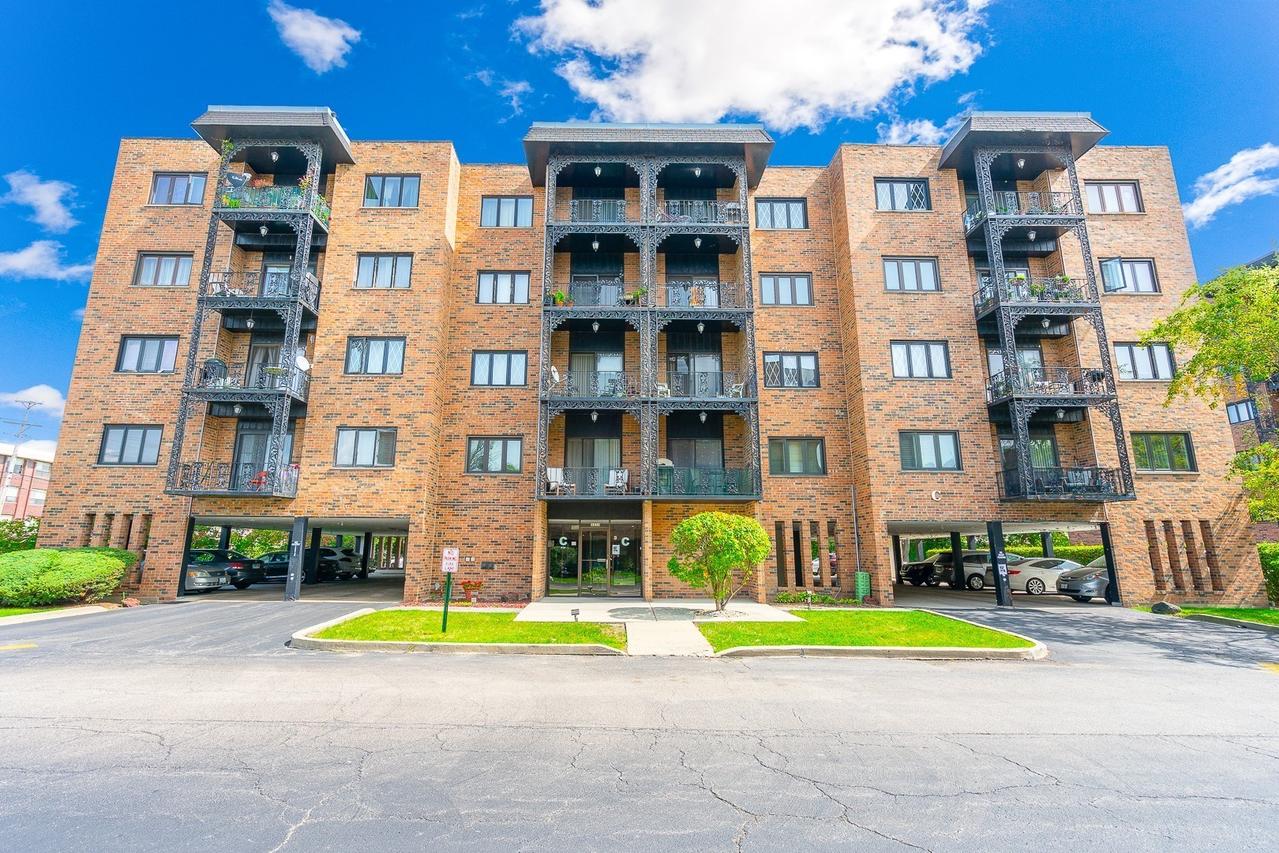 9335 Landings Ln. #202, Des Plaines, IL 60016