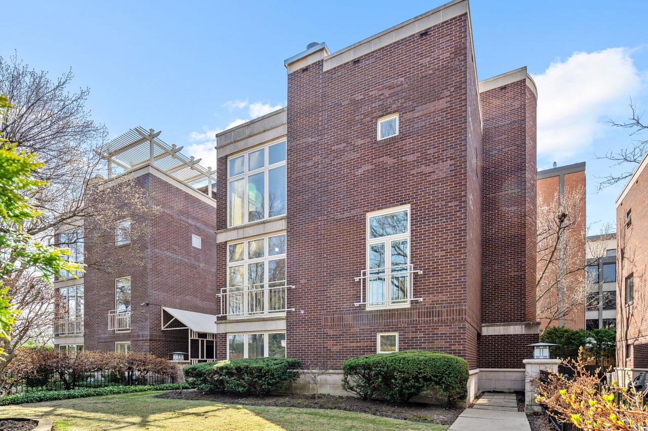 807 W Castlewood Ter., Chicago, IL 60640