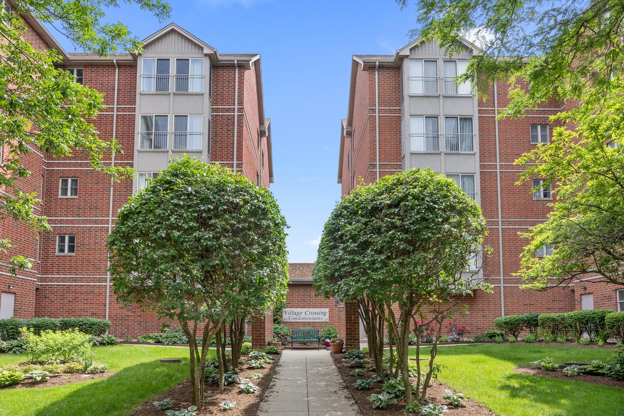17 E Hattendorf Ave. #205, Roselle, IL 60172