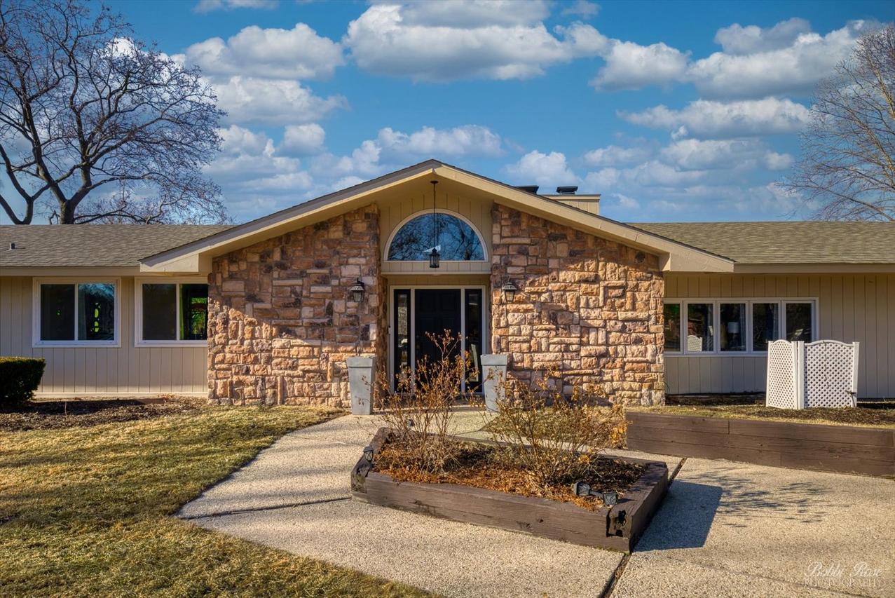 208 Brookdale Ln., Palatine, IL 60067