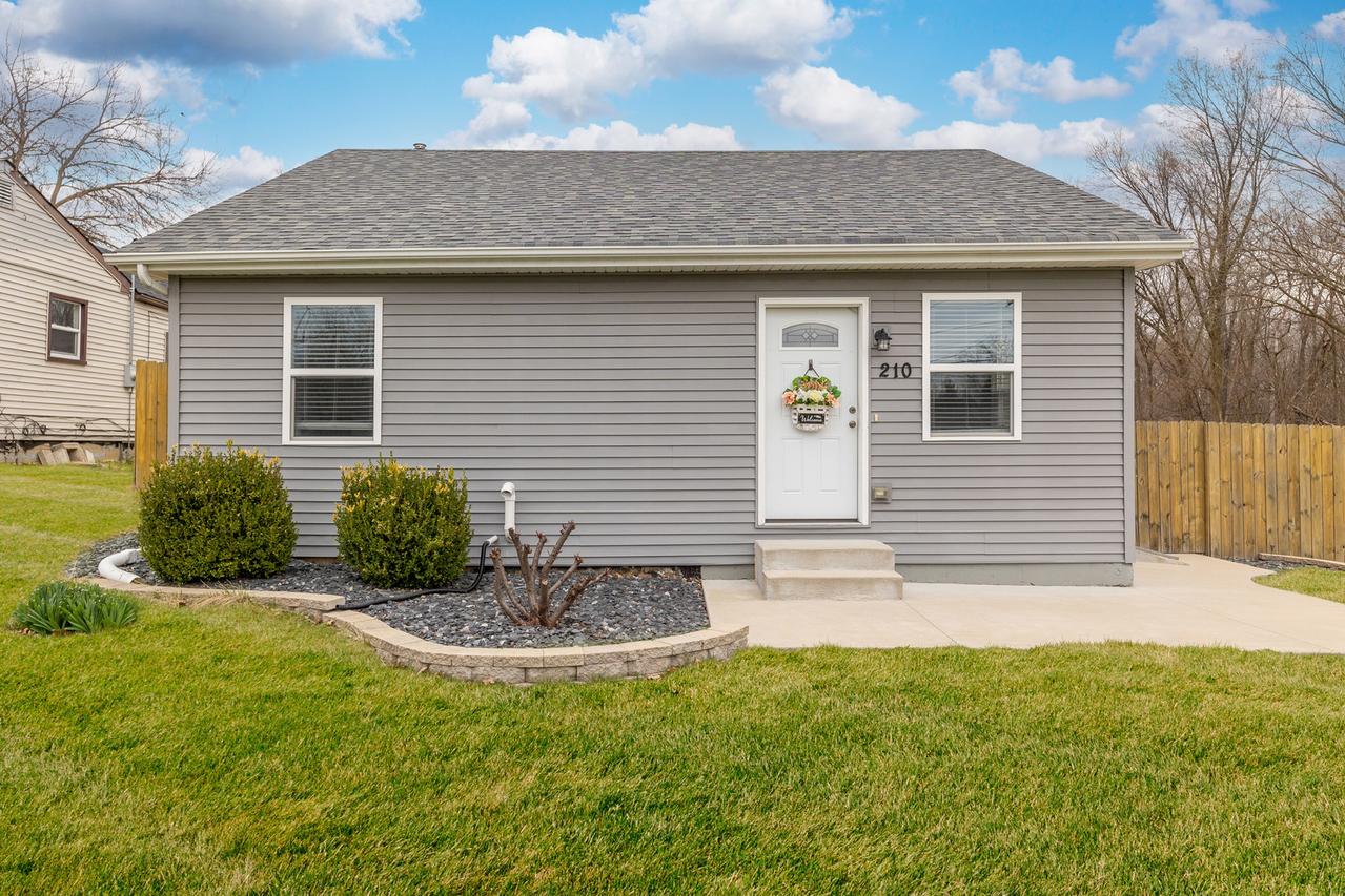 210 S Farnsworth Ave., Aurora, IL 60505