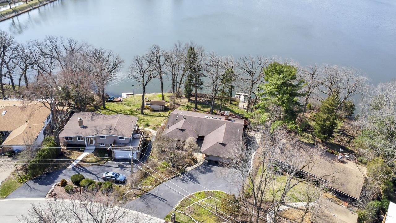245 Banbury Rd., Mundelein, IL 60060