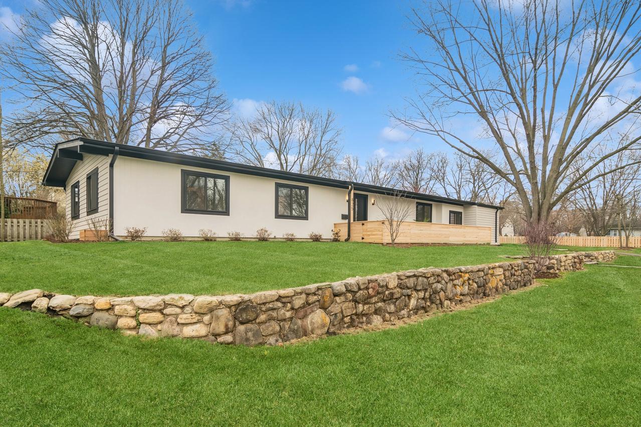 825 Warwick Ave., Barrington, IL 60010