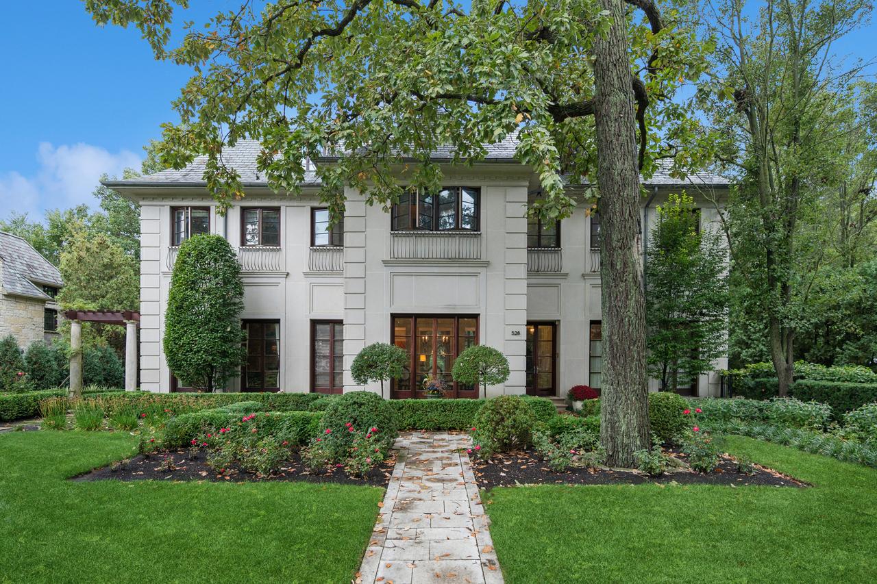 528 Roslyn Rd., Kenilworth, IL 60043