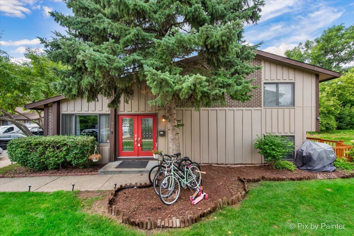 704 Circle Dr., Roselle, IL 60172