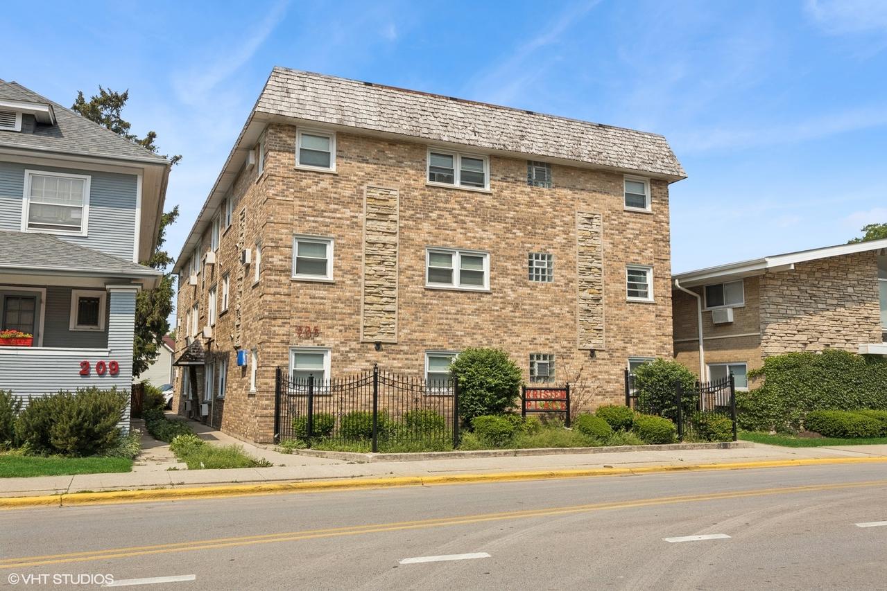205 Circle Ave. #2B, Forest Park, IL 60130