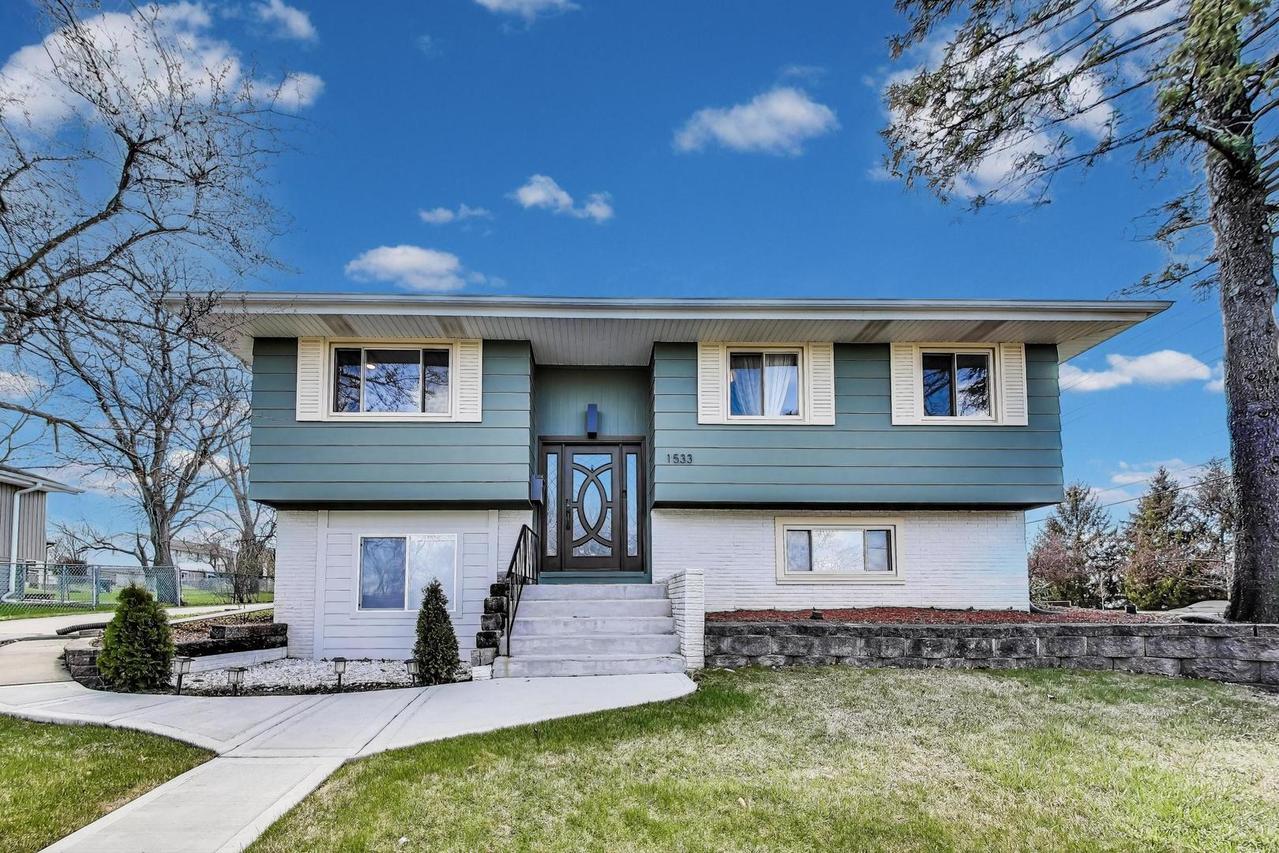 1533 Hartmann Dr., Schaumburg, IL 60193