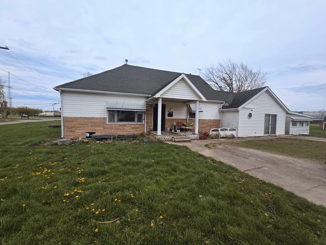301 S Walnut St., Villa Grove, IL 61956