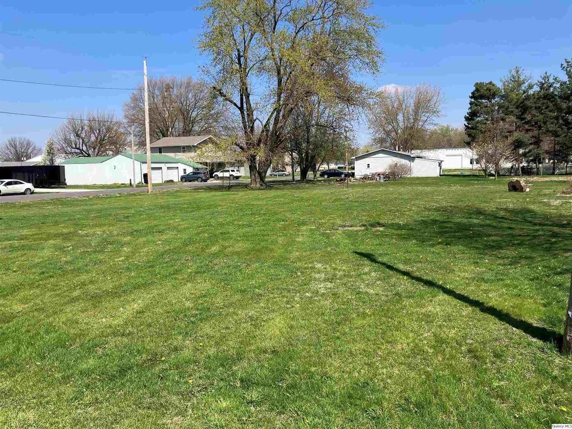 108 S Cedar St., Bowen, IL 62316