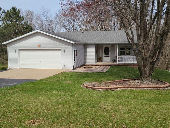 24194 Hillcrest Dr., Sterling, IL 61081