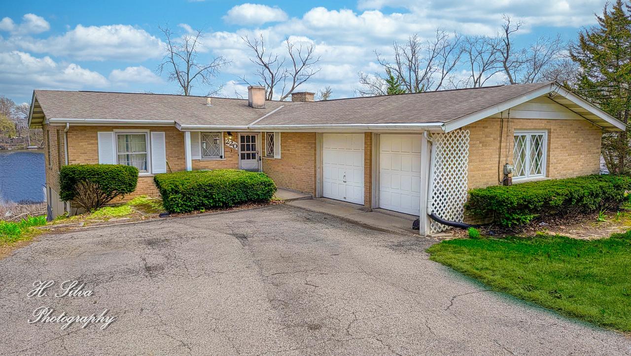 220 Indian Tr., Lake In The Hills, IL 60156
