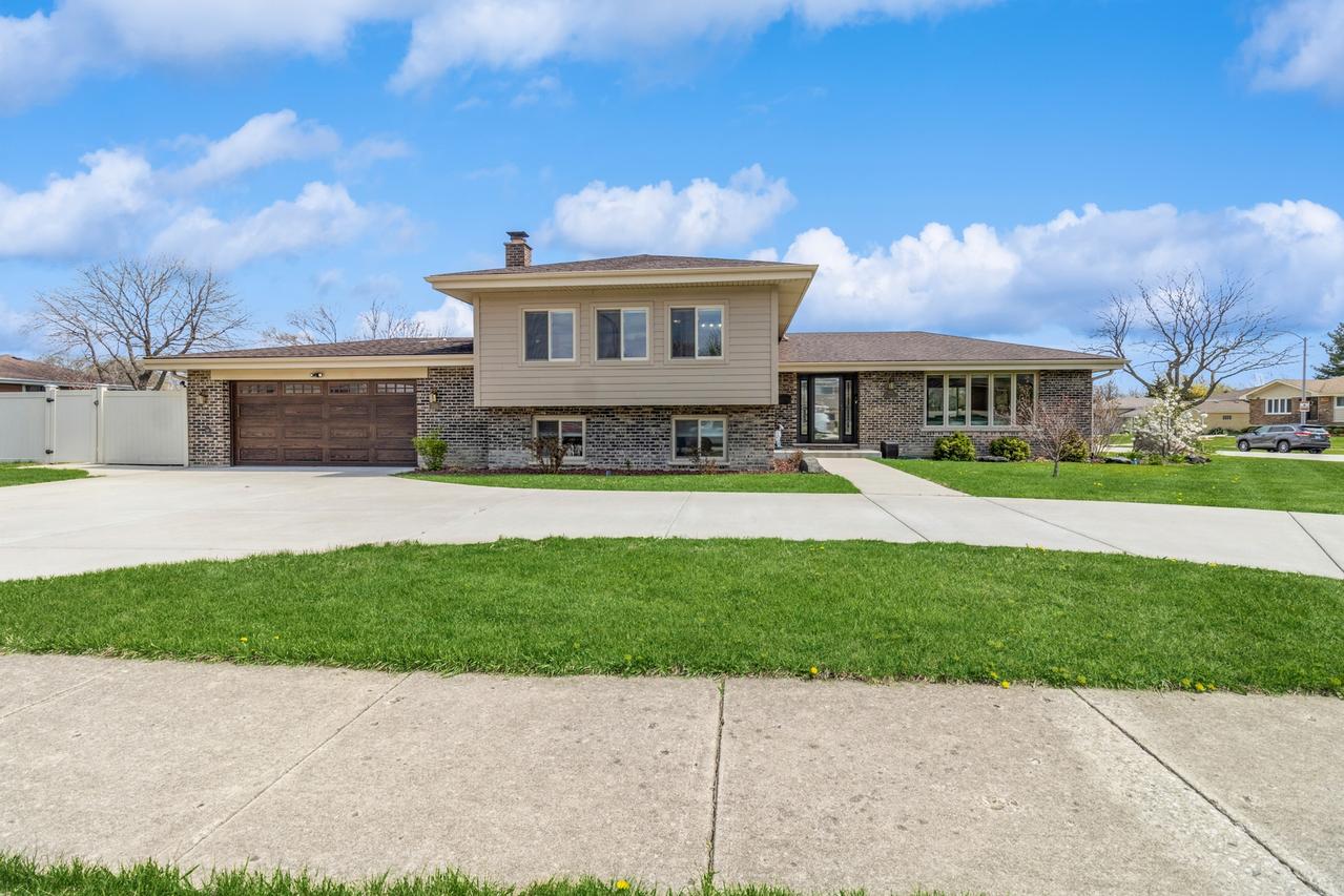 705 N Plamondon Dr., Addison, IL 60101