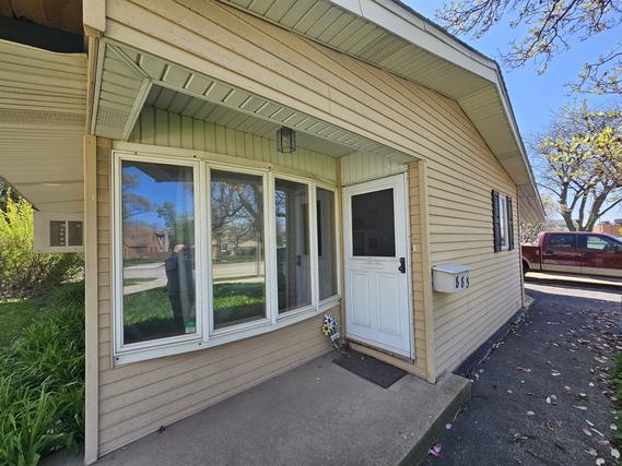 883 S York St., Elmhurst, IL 60126