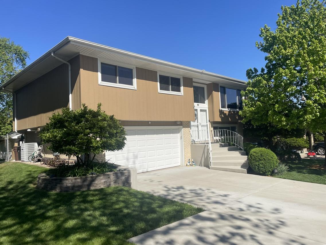 10417 Winter Park Dr., Palos Hills, IL 60465