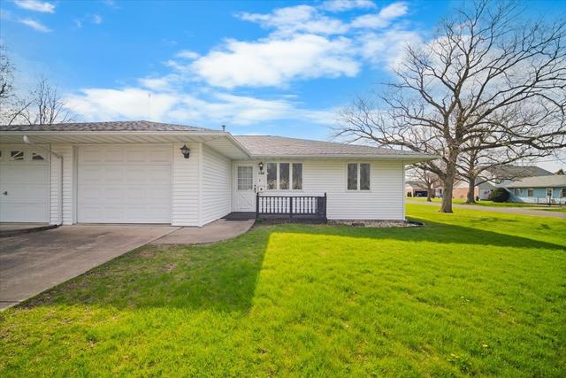 198 N Michigan St., El Paso, IL 61738