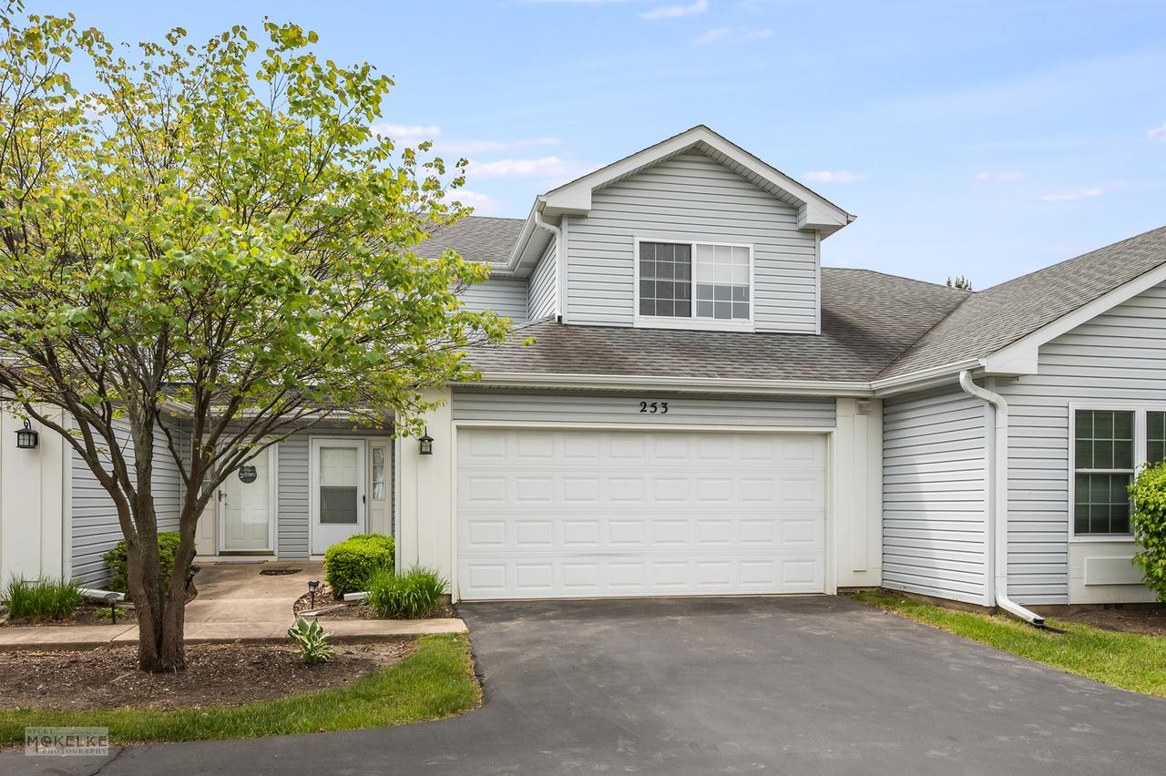 253 Kathryn Ln., North Aurora, IL 60542