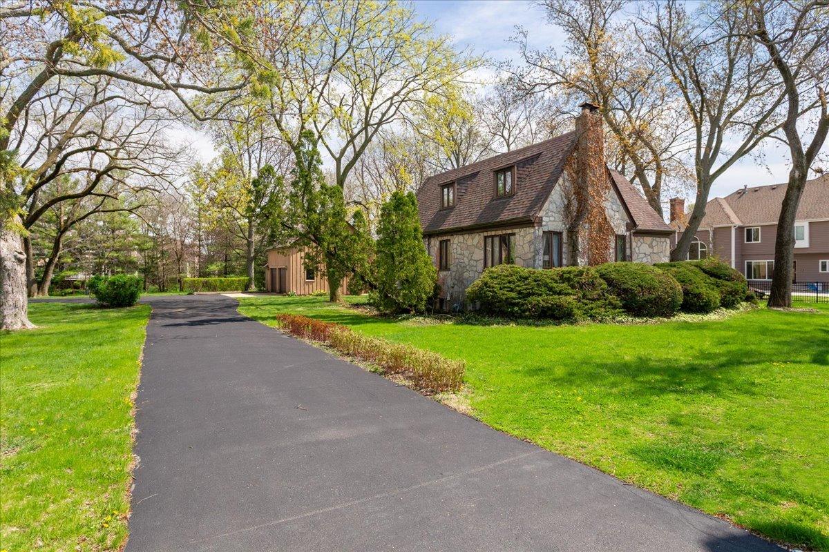 224 Olesen Dr., Naperville, IL 60540